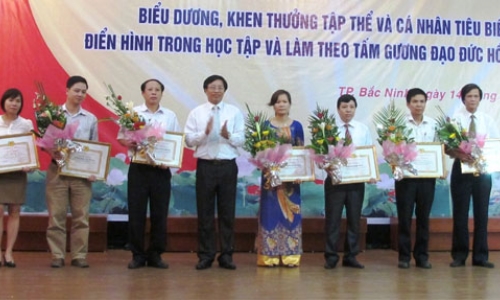 Bắc Ninh: Biểu dương, khen thưởng các tập thể, cá nhân tiêu biểu trong học tập và làm theo tấm gương đạo đức Hồ Chí Minh